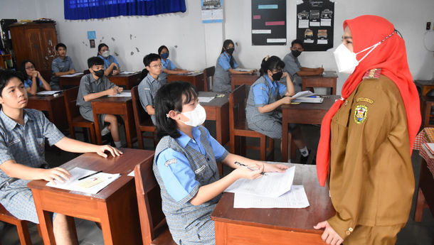 Tinjau Ujian Sekolah SMP, Eva Dwiana: Lapor Pemkot Jika Ada Anak Putus Sekolah Karena Biaya