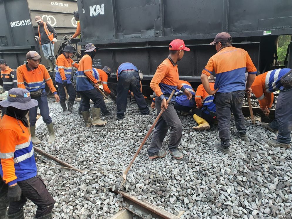 Saat ini progres normalisasi jalur baik di titik lokasi ambelesan di km 206+0/2 petak jalur antara Gilas-Sepancar dan di km 152/+2 petak jalur antara Negeri Agung-Belambangan Umpu meningkat signifikan.