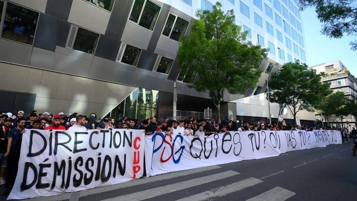 Para suporter PSG menggelar demo di depan markas klub di Paris, Rabu 3 Mei 2023 waktu setempat.