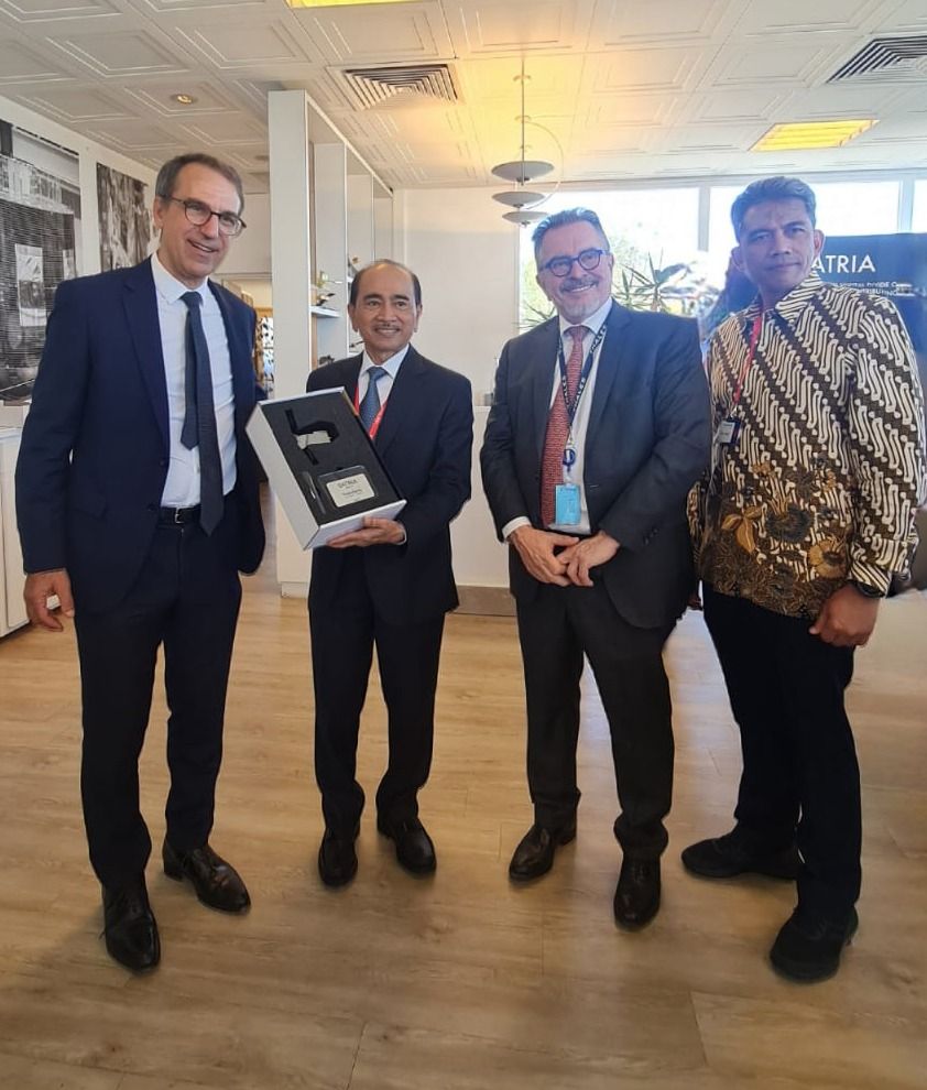 Duta Besar RI untuk Prancis, Andorra, Monako, dan UNESCO, Mohamad Oemar (kedua kiri) didampingi Direktur Operasional Jaringan PSN sekaligus Wakil Project Director SNT, Heru Dwikartono (kanan), Thales Alenia Space CEO Hervé Derrey (kiri) dan Thales SVP Latin America, Asia, and Eurasia Guy Bonassi (kedua kanan), menerima miniatur satelit dari Thales Alenia Space, saat berkunjung ke markas perusahaan antariksa tersebut di Cannes, Prancis bagian Selatan, pada Selasa (02/05). Kunjungan ini dalam rangka menyaksikan kesiapan Satelit Nusantara Tiga atau Satelit Republik Indonesia (SATRIA) yang nantinya diluncurkan dengan menggunakan roket Falcon 9 milik SpaceX di pertengahan Juni mendatang.