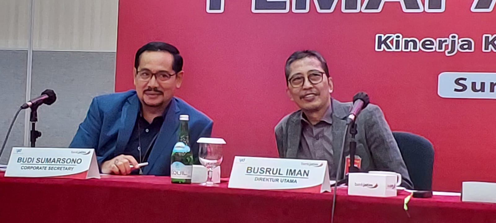Direktur Utama Busrul Iman (kanan) berbincang dengan Sekretaris Perusahaan Bank Jatim, Budi Sumarsono.
