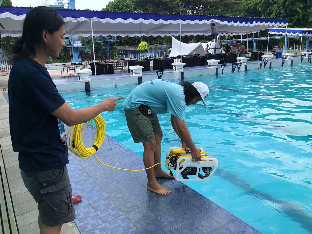 Panitia mengujicoba robot bawah air yang dapat diakses oleh pengunjung dalam Kompetisi Robot Bawah Air di Kolam Renang Tirtomoyo, Manahan, Solo, 6-7 Mei 2023. Foto diambil 5 Mei 2023.