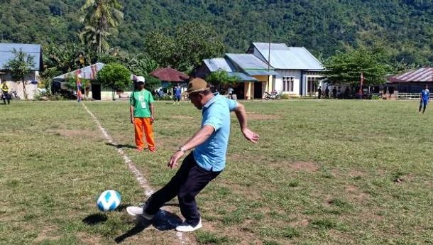 Buka Turnamen Pentacosta Cup di Kecamatan Welak, Mabar, Bacaleg DPR RI Agustinus Sarifin Lakukan Kick Off