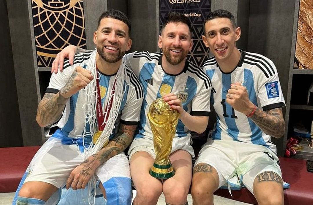 Bintang Argentina, Lionel Messi (tengah), Angel Di Maria (kanan) dan Nicolas Otamendi merayakan trofi Piala Dunia 2022 di Qatar.