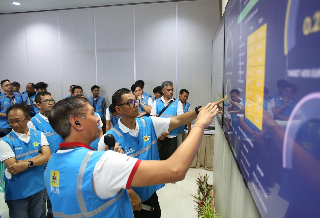 Direktur Utama PT PLN (Persero), Darmawan Prasodjo pantau langsung sistem kelistrikan jelan KTT ASEAN Labuan Bajo.