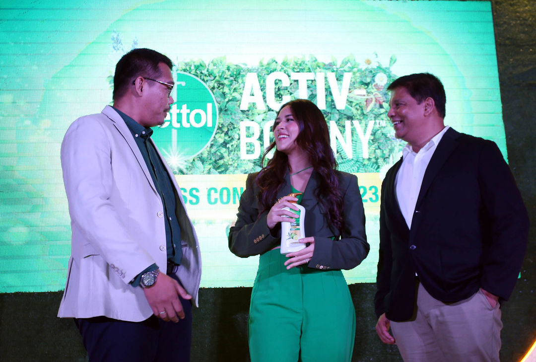 Marketing Director Reckitt Indonesia Rahul Bibhuti (kanan) berbincang dengan Penyanyi Raisa dan Head of External Communications and Community Affairs Reckitt Indonesia Donny Wahyudi(kiri) saat acara Peluncuran Dettol Activ-Botany di Jakarta, Senin 8 Mei 2023. Foto : Panji Asmoro/TrenAsia