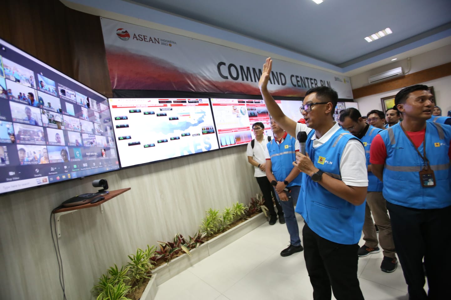 Siaga KTT ASEAN, Dirut PLN Kawal Langsung Sistem Kelistrikan Lewat Command Center di Labuan Bajo