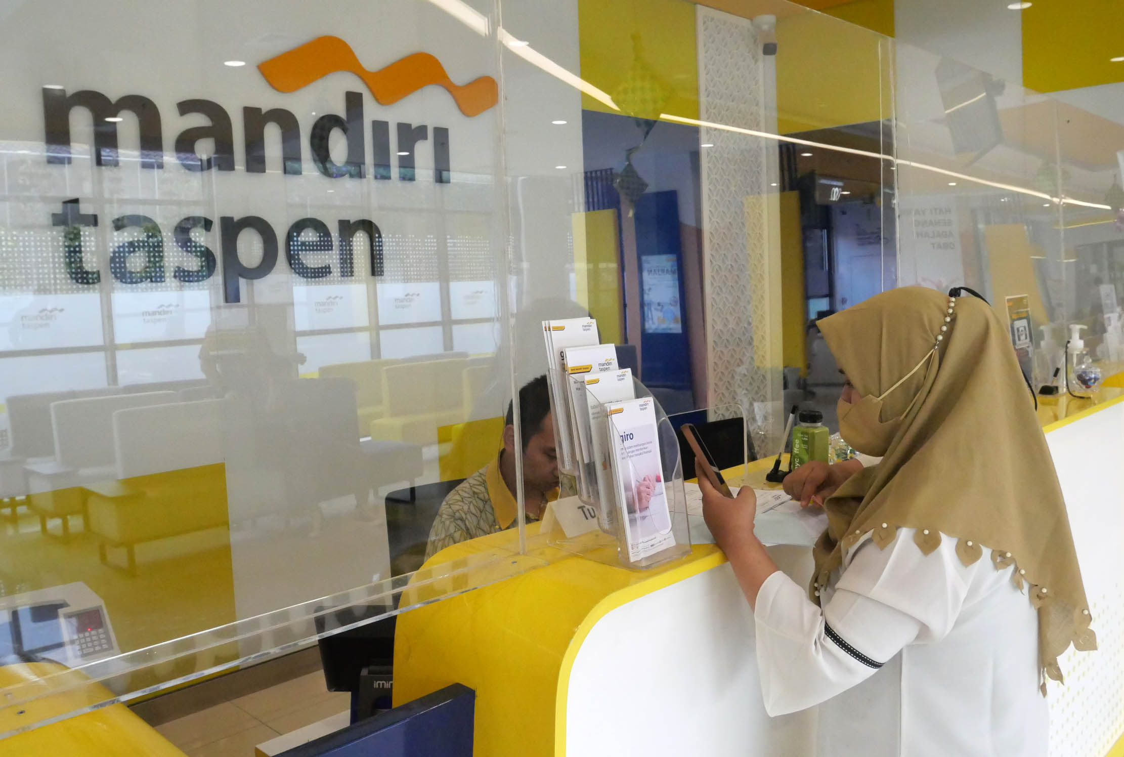 Nampak nasabah tengah melakukan transaksi  di salah satu kantor cabang Bank Mandiri Taspen, Jakarta. Rabu 10 Mei 2023. Foto : Panji Asmoro/TrenAsia