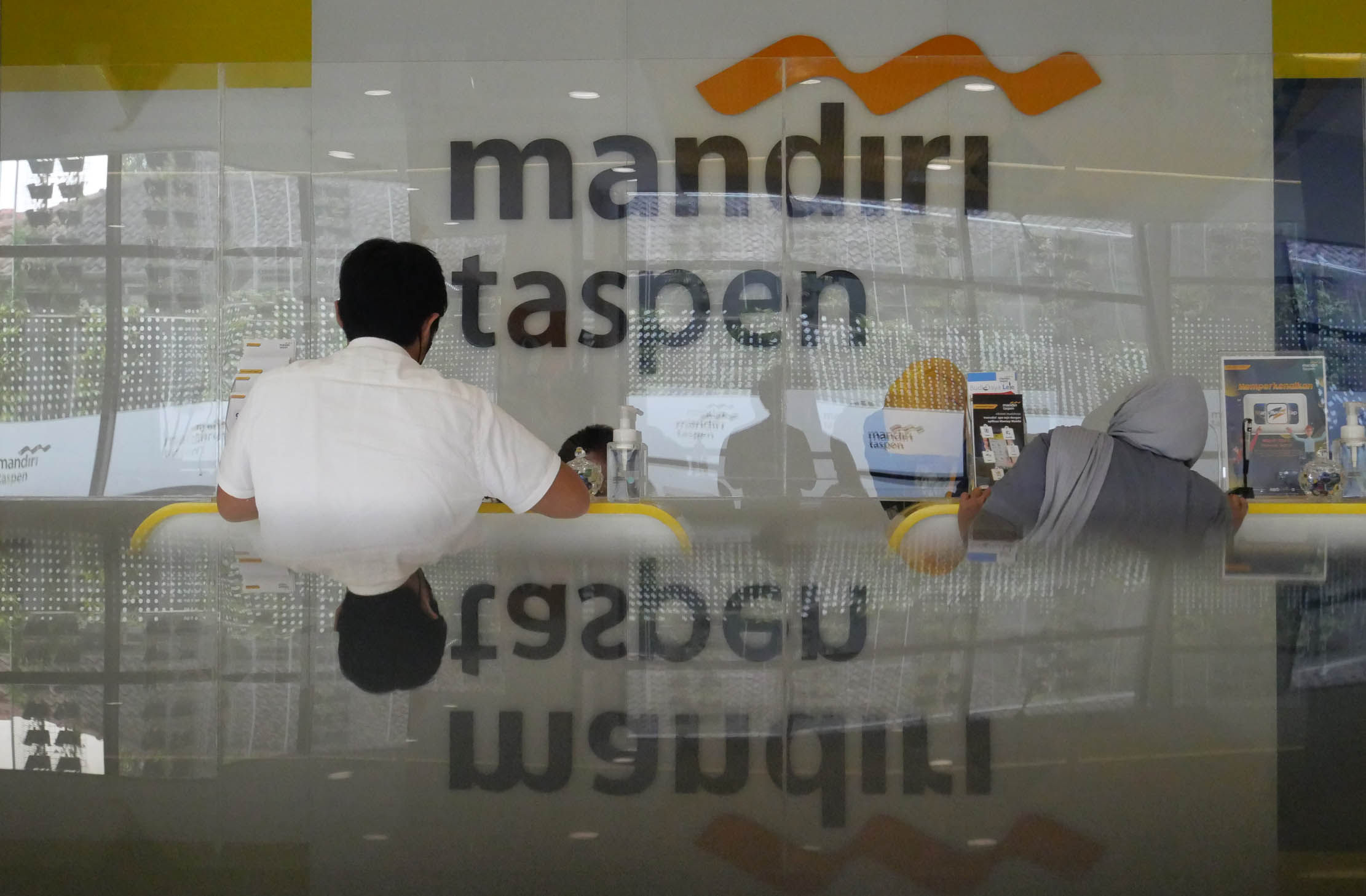 Nampak nasabah tengah melakukan transaksi  di salah satu kantor cabang Bank Mandiri Taspen, Jakarta. Rabu 10 Mei 2023. Foto : Panji Asmoro/TrenAsia