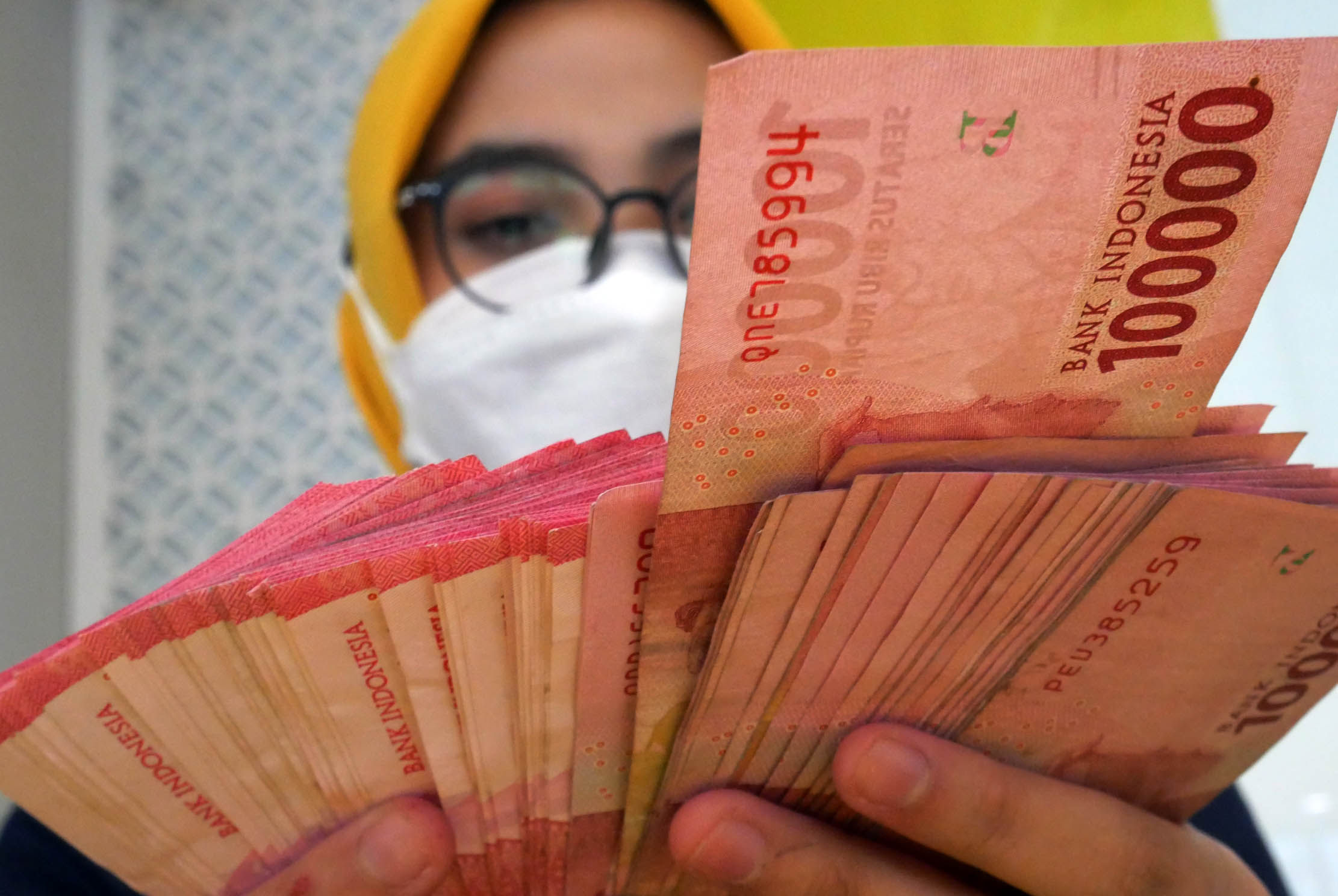 Nampak petugas teller tengah melayani nasabah  di salah satu kantor cabang Bank Mandiri Taspen, Jakarta. Rabu 10 Mei 2023. Foto : Panji Asmoro/TrenAsia