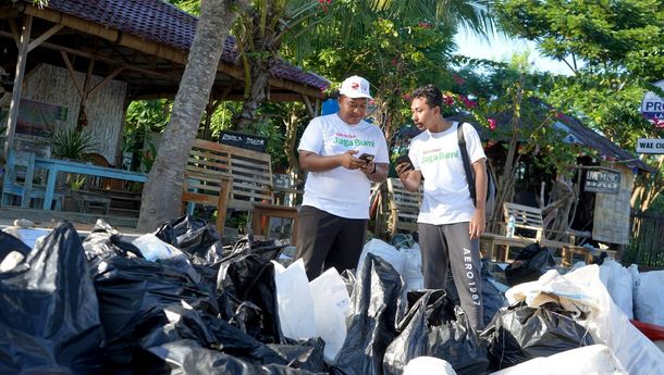 Telkomsel Jaga Bumi Bersama PlusTik Ajak Komunitas Lokal Bersihkan Pantai 