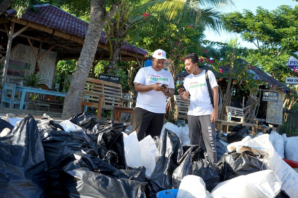 Telkomsel Jaga Bumi Bersama PlusTik Ajak Komunitas Lokal Bersihkan Pantai dan Kumpulkan Sampah Cangkang Kemasan Kartu SIM.