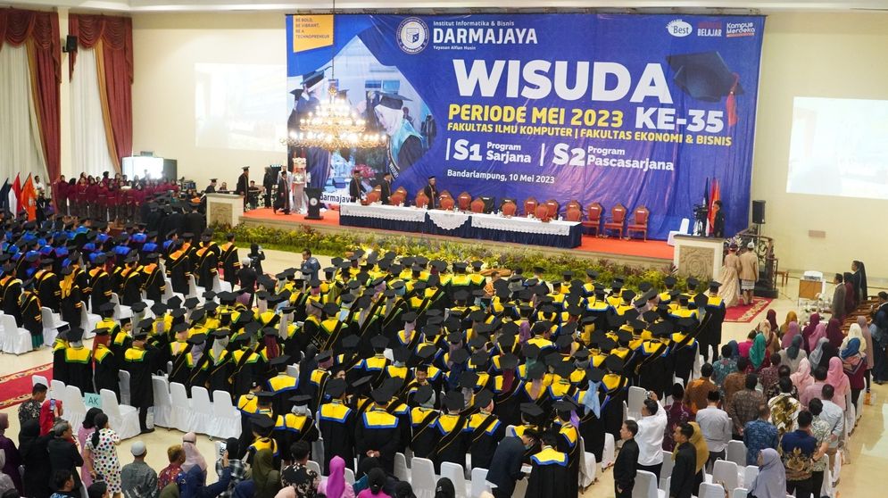 Institut Informatika dan Bisnis (IIB) Darmajaya mewisuda 323 mahasiswa program sarjana dan pascasarjana dalam wisuda ke-35, di Gedung Bagas Raya, Rabu (10/5/2023). 