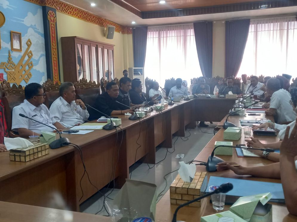 Kasatpol PP Kota Bandar Lampung Ahmad Nur Rizki membenarkan pihaknya telah mengirimkan surat kepada Dinas PU untuk meminjamkan kendaraan Penerangan Jalan Umum (PJU) untuk menertibkan semua atribut termasuk bendera partai.