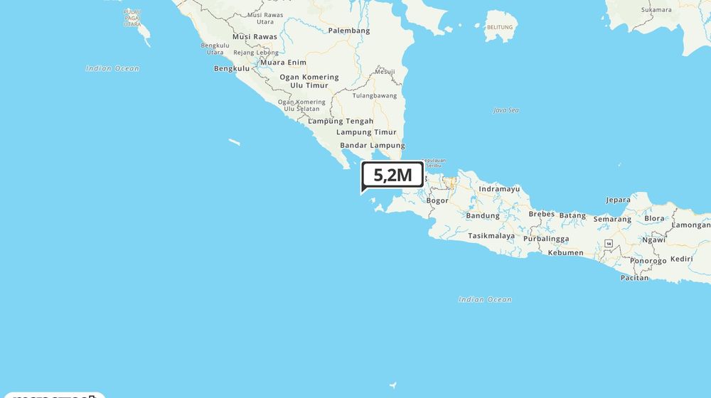 Pusat gempa berada di laut 83 km BaratLaut Sumur