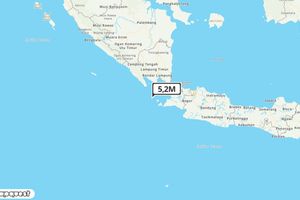 Pusat gempa berada di laut 83 km BaratLaut Sumur