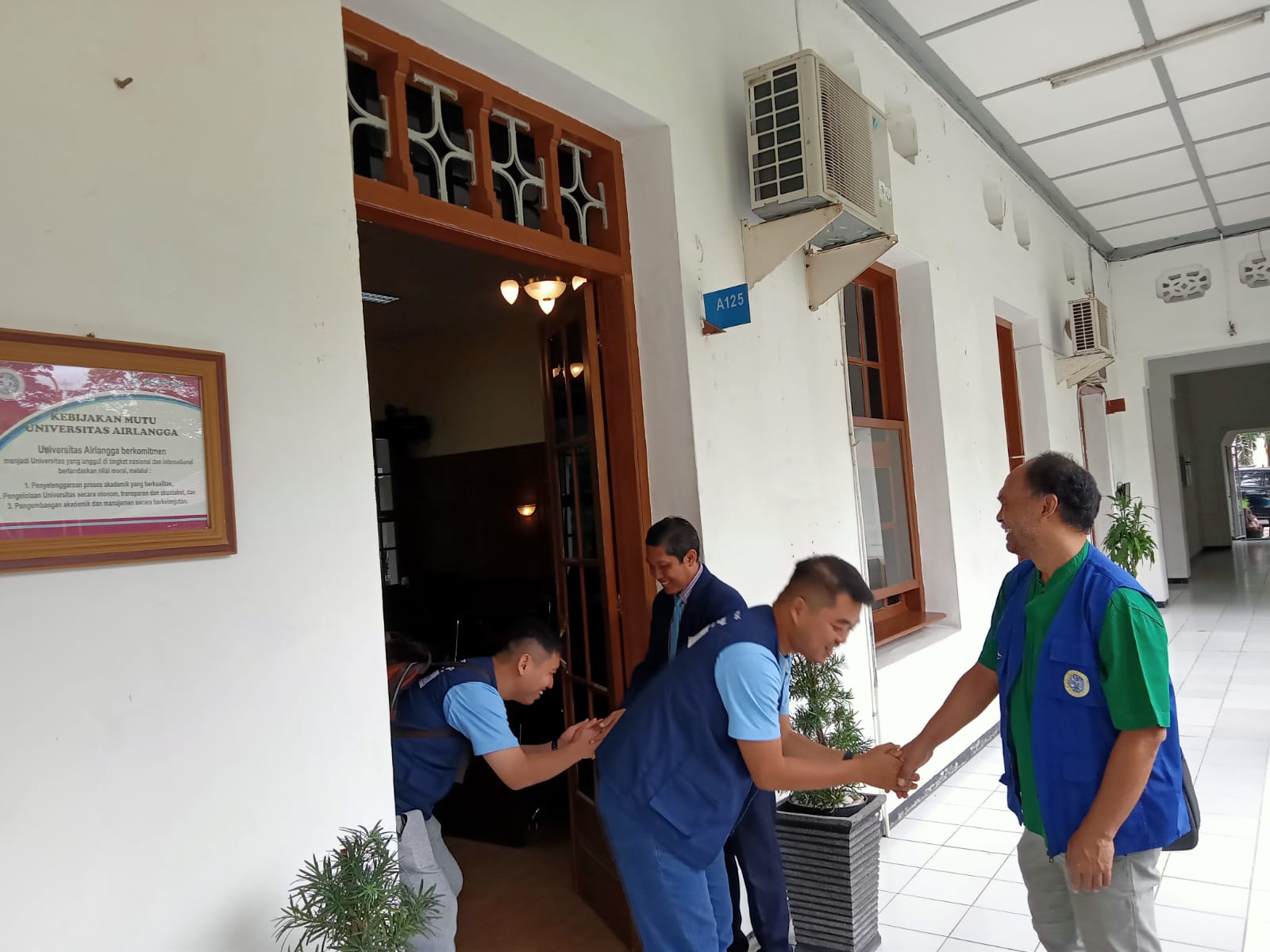 Tim RSTKA saat berpamitan akan berlayar ke NTB dan NTT. 