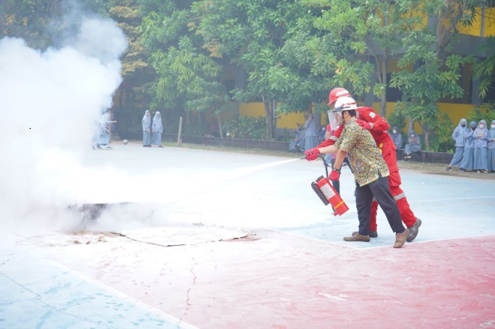 Gelar Fireman Goes To School, Kilang Pertamina Unit Balikpapan Edukasi Penanganan Kebakaran