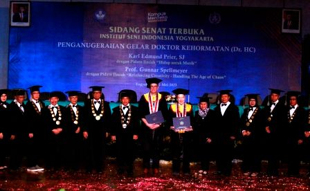ISI Yogyakarta Anugerahkan Gelar Doktor Honoris Causa kepada Romo Prier dan Gunnar Spellmeyer