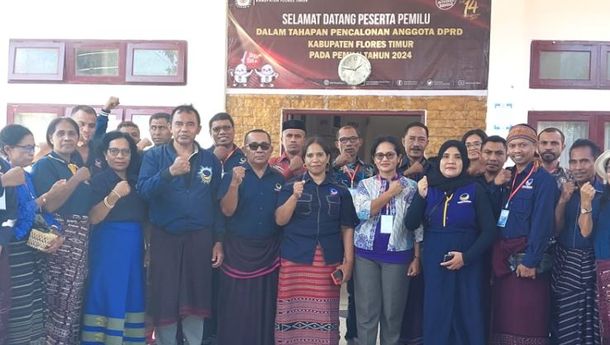  Diiringi Musik Gong-Gendang dan Lantunan 'Tutu Koda Mari Kirin',  Bacaleg Partai NasDem Daftarkan Diri di KPU Flotim