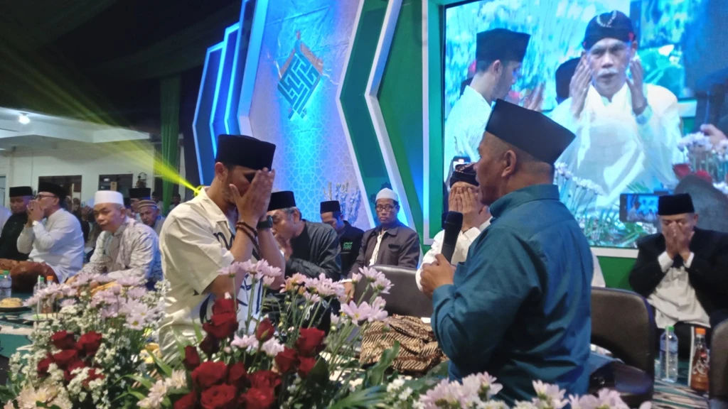 Ketua Pengurus Wilayah Nahdlatul Ulama (PWNU) Jawa Timur, Dr KH Marzuki Mustamar (kanan) saat membaiat Ustadz Hanan Attaki sebagai kader NU. Pembaiatan ini dilakukan dalam acara Halal Bihalal 1444 Hijriyah Keluarga Besar Pondok Pesantren Sabilurrosyad Gasek sekaligus Haul KH Ahmad Noer, KH Mustamar, dan KH Murtadho Amin, di Malang, Kamis (11/5/2023).