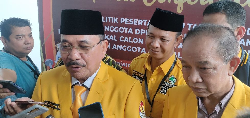 Sekretaris DPD Partai Golkar Kalsel Supian HK diwawancarai awak media usai pendaftaran Bacaleg di KPU Kalsel (Foto : Ahmad Husaini)
