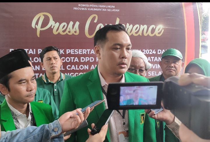 Ketua DPW PPP Kalimantan Selatan Aditya Mufti Ariffin memberikan keterangan kepada awak media usai pendaftaran Bacaleg di KPU Kalsel (Foto : Ahmad Husaini)
