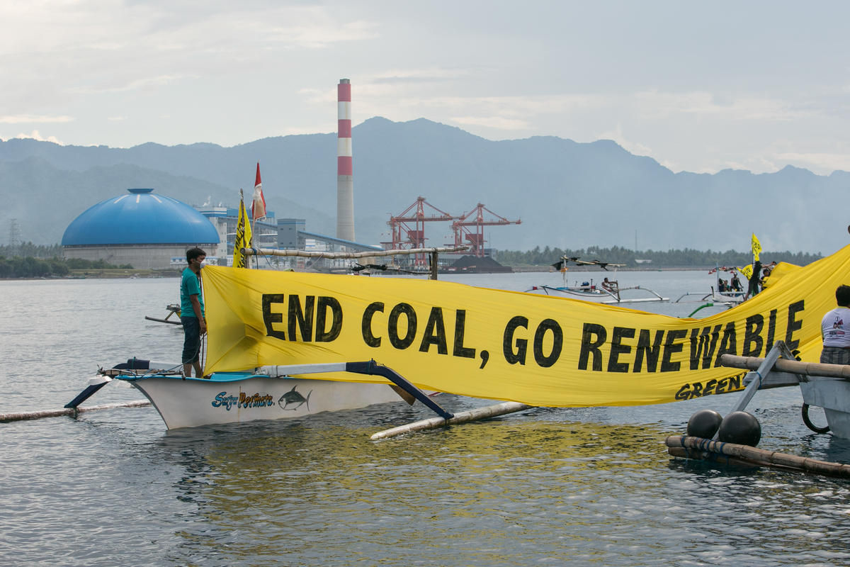 Aksi Greenpeace tolak PLTU batu bara di Indonesia beberapa waktu lalu.