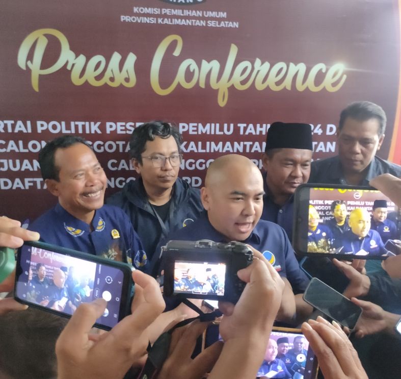Sekretaris DPD Nasdem Kalsel Ahmad Rozanie saat diwawancarai awak media usai penyerahan perbaikan berkas pendaftaran (foto : Ahmad Husaini)