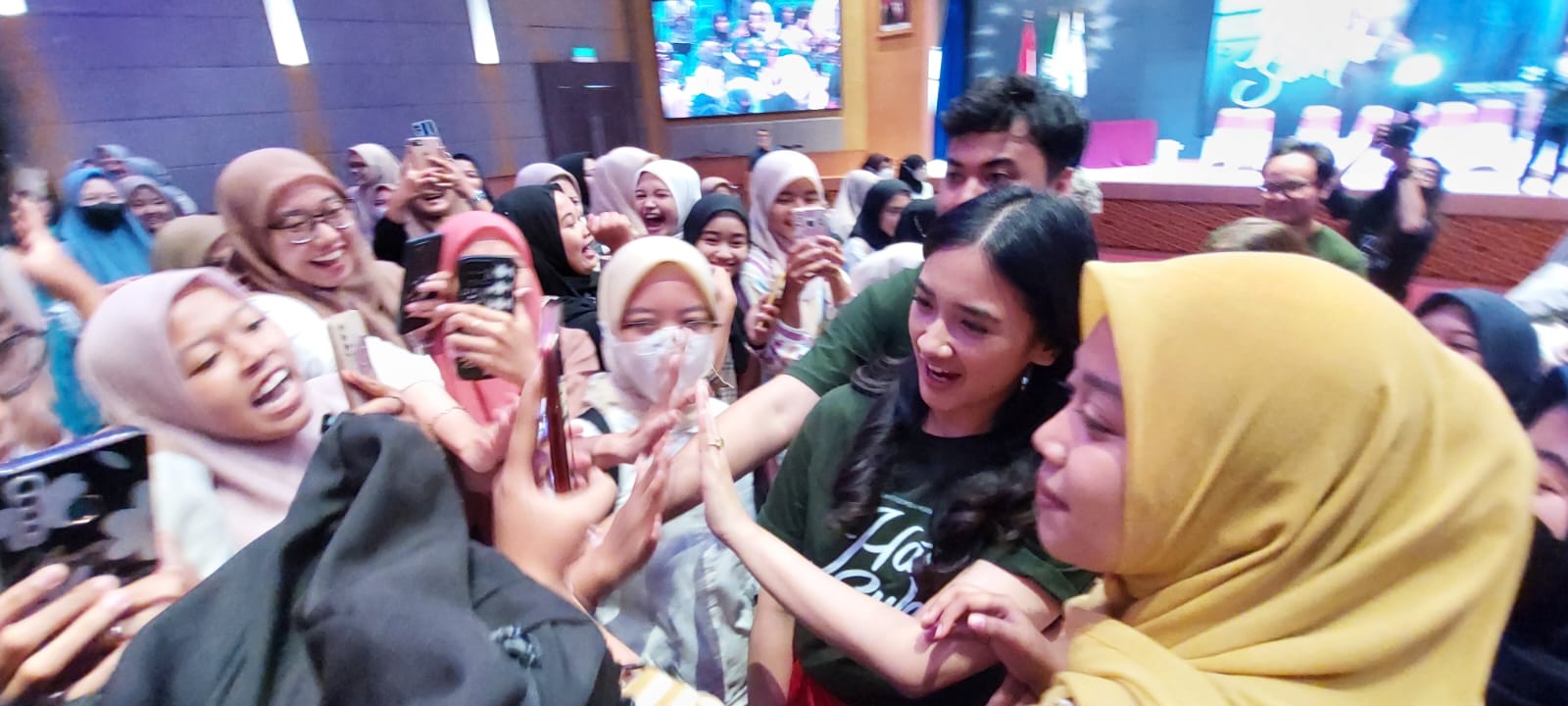 Nadya, pemeran Suhita diserbu penggemarnya.