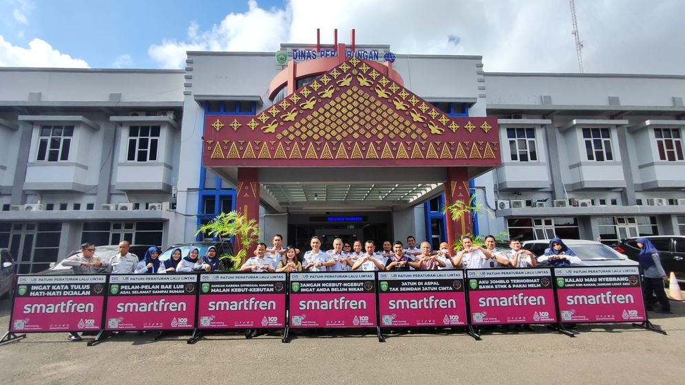 Tingkatkan Keamanan dan Kenyamanan Berlalu lintas di Palembang, Smartfren Bantu Pembatas Jalan