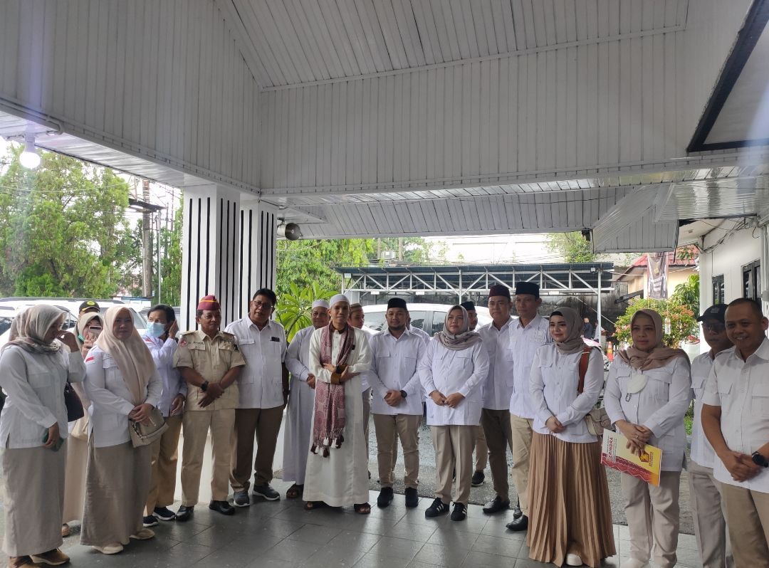 Pengurus dan kader Partai Gerindra mengantarkan berkas pendaftaran calon anggota legislatif di KPU Kalsel (Foto : Ahmad Husaini)