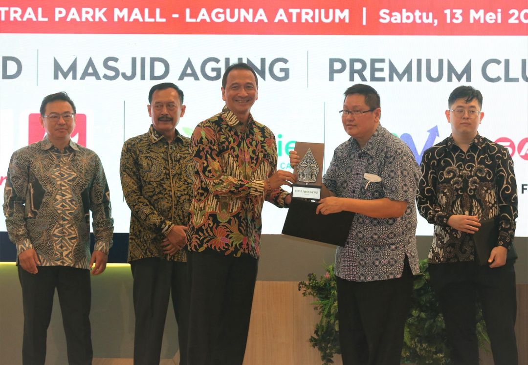 Marketing Director Agung Podomoro Agung Wirajaya disaksikan Vice President Director Agung Podomoro Noer Indrajaja (kedua kiri) dan didampingi Chief Marketing Officer Kota Podomoro Tenjo (kiri), menyerahkan plakat kepada salah satu partner penyedia fasilitas Kota Podomoro Tenjo di Central Park Mall Jakarta, Sabtu (13/5). Dalam mendukung kemudahan dan kenyamanan penghuni, Kota Podomoro menghadirkan fasilitas dengan mitra penyedia diantaranya yaitu Universal Global School (sekolah), PT Maju Bersama Wanmin (klinik kesehatan), Alfamidi Super (Alfamidi), Sapporo (showroom furniture), Stephani Skin Care (klinik kecantikan), dan Will's Bakery (bakery store).