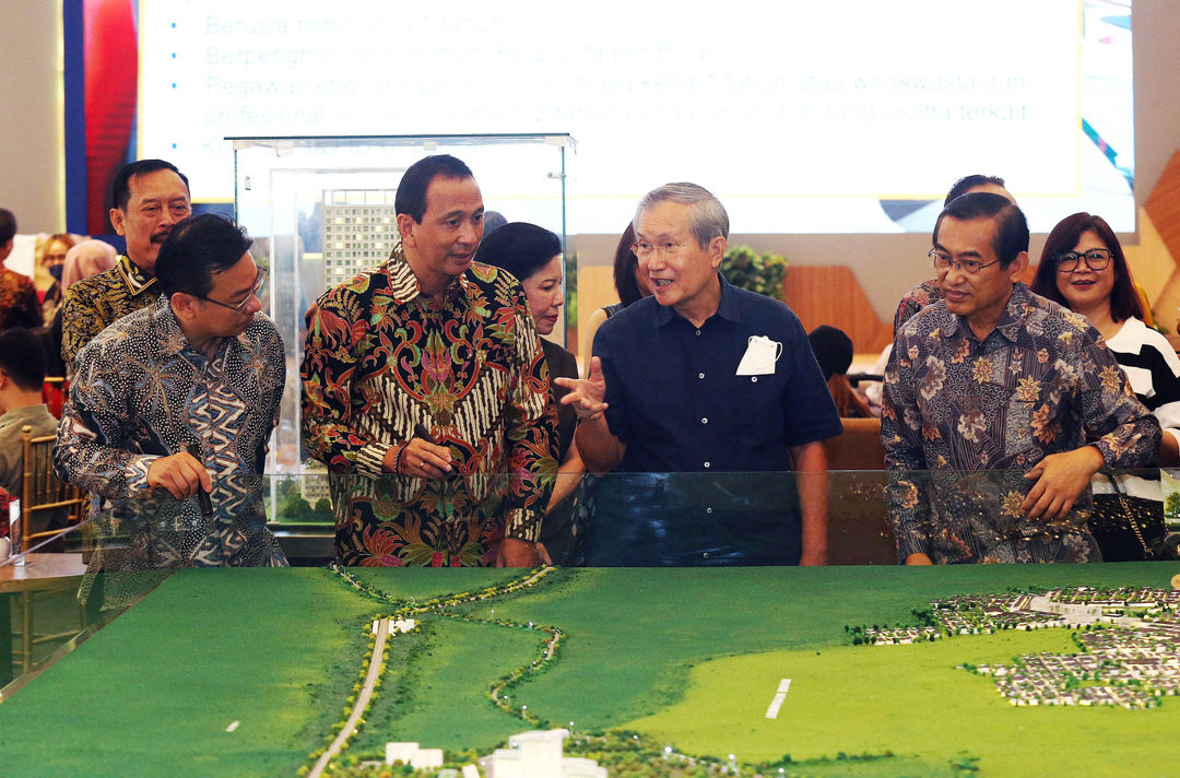 Founder Agung Podomoro Trihatma Kusuma Haliman (kedua kanan), didampingi Vice President Director Agung Podomoro Noer Indradjaja (kiri), Marketing Director Agung Podomoro Agung Wirajaya (tengah), Chief Marketing Officer Kota Podomoro Tenjo Zaldy Wihardja (kedua kiri), dan Kepala Proyek Kota Podomoro Tenjo Mansyur Wahab (kanan), mengunjungi Festival Investasi Properti Agung Podomoro 2023 yang berlangsung di Central Park Mall, Jakarta, Sabtu (13/5). Foto : Panji Asmoro/TrenAsia
