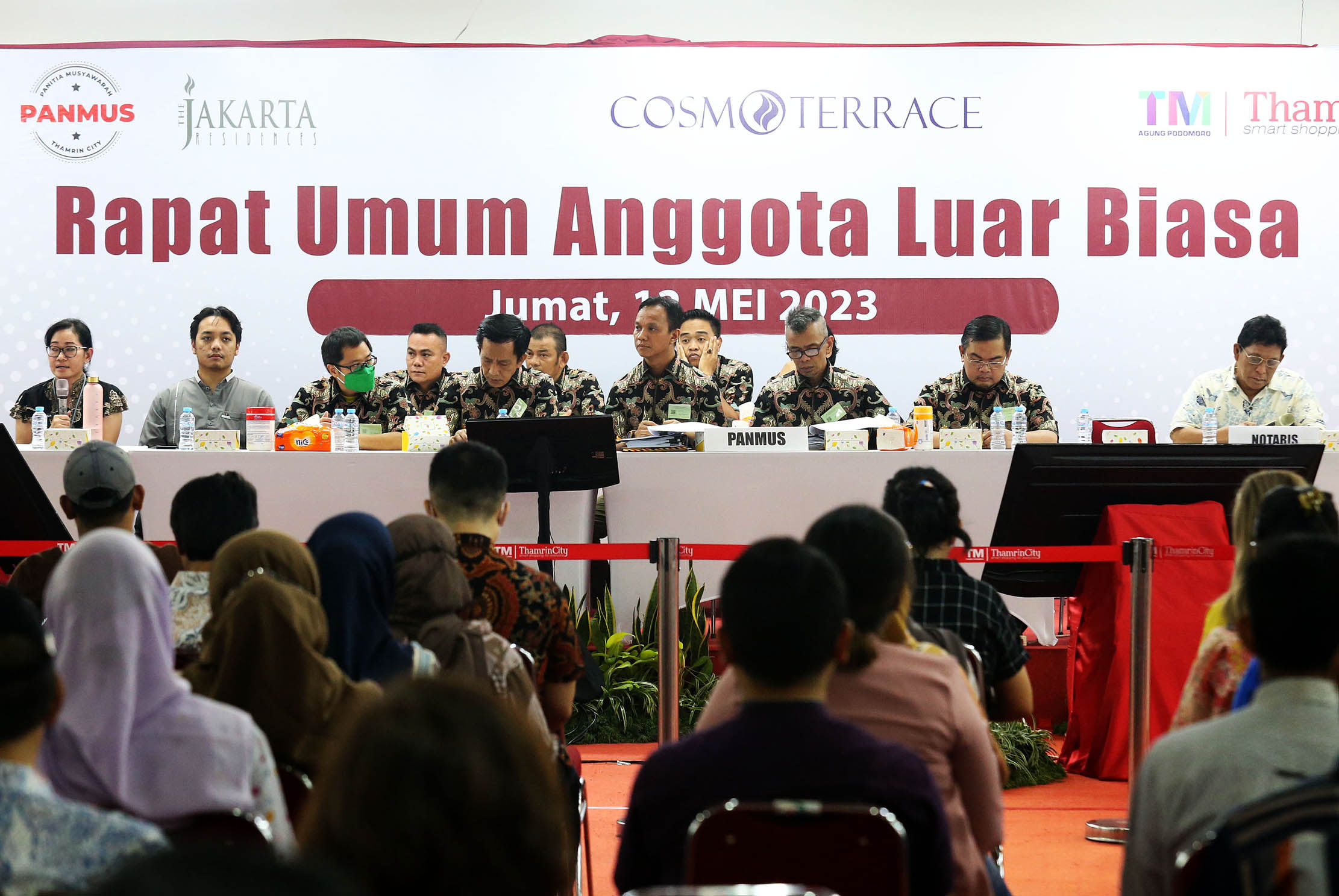 Ketua Panitia Musyawarah (Panmus) Thamrin City Edwin Oktaviary Gobel (tengah) saat memimpin jalannya Rapat Umum Anggota Luar Biasa (RUALB) secara hybrid yang diikuti para pemilik rumah susun campuran Apartemen The Jakarta Residences, Cosmo Terrace dan Trade Mall Thamrin City dan disaksikan langsung oleh Dinas Perumahan DKI Jakarta pada Jumat 12 Mei 2023. Foto : Panji Asmoro/TrenAsia
