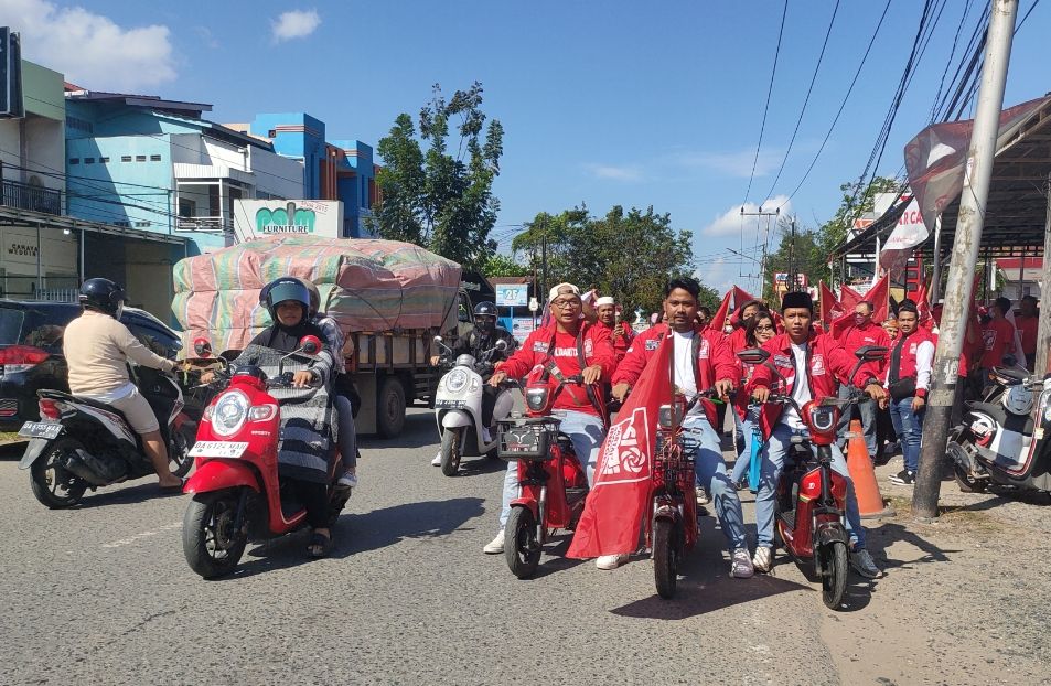 Partai Solidaritas Indonesia (PSI) Kota Banjarmasin memilih mengendarai skuter listrik saat mendaftar Bacaleg ke KPU (Foto : Ahmad Husaini)