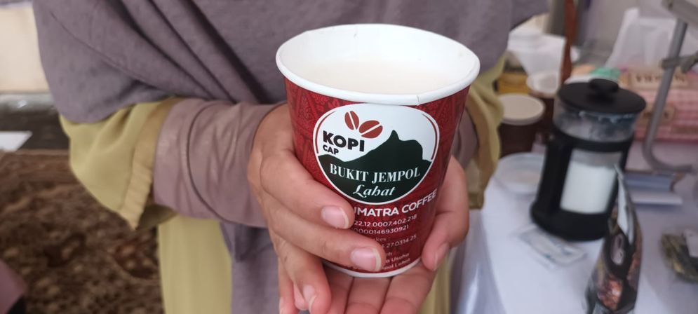 Nikmatnya Secangkir Kopi Susu Cap Bukit Jempol, Olahan si Kembar Deva dan Devi