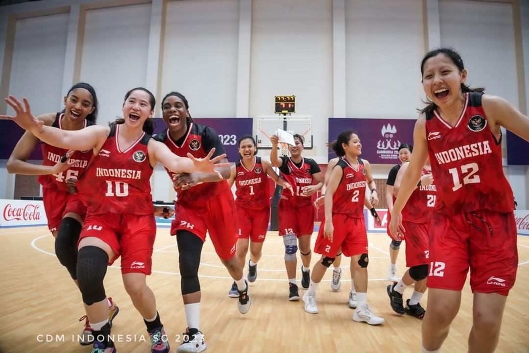 Timnas basket Indonesia meraih medali emas di ajang SEA Games 2023 Kamboja. Capaian ini membuat mereka mengukir sejarah. Sebab selama mengikuti ajang dua tahunan tersebut, Indonesia hanya mendapatkan perak sebanyak tiga kali.