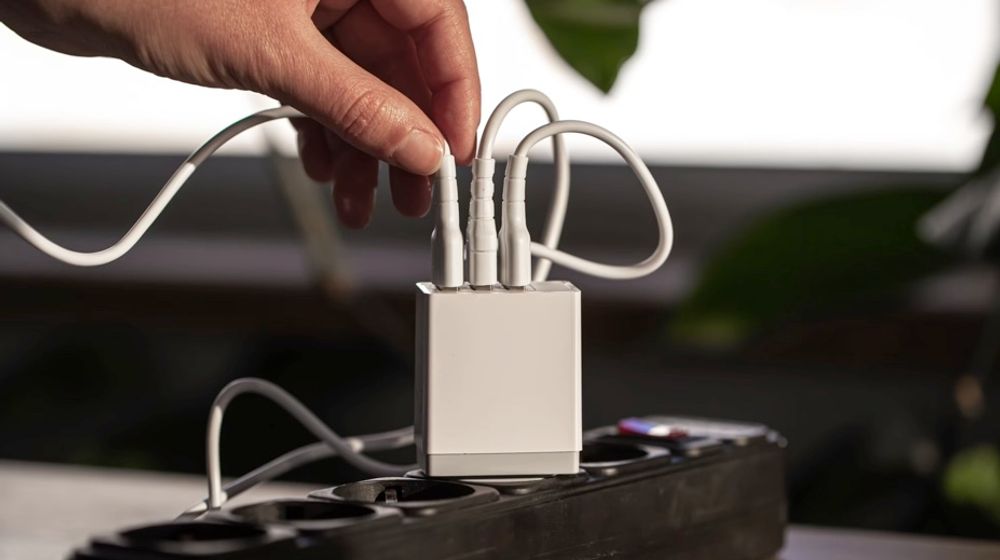 Waspada Juice Jacking! Serangan Siber Saat Mengisi Daya Lewat Port USB di Tempat Umum