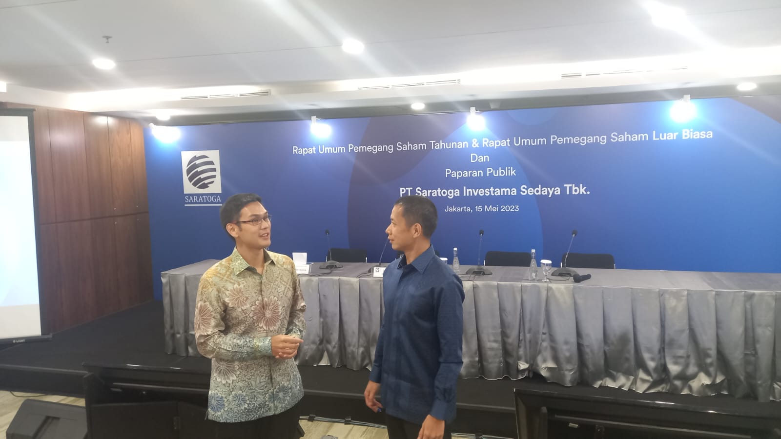 Investor Relation Saratoga Ryan Sual dan Direktur  Saratoga Devin Wirawan dalam paparan publik Saratoga Investama Sedaya, Senin, 15 Mei 2023.