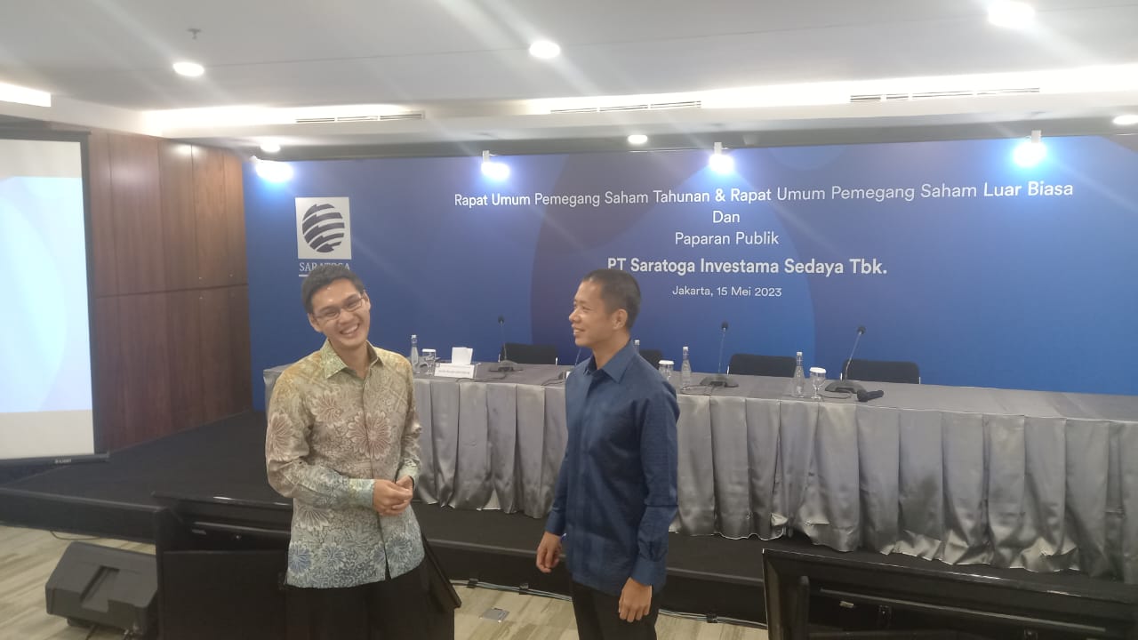 Investor Relation Saratoga dan Direktur Investasi Saratoga Devin Wirawan dalam paparan publik PT Saratoga Investama Sedaya Tbk di Jakarta, Senin, 15 Mei 2023.
