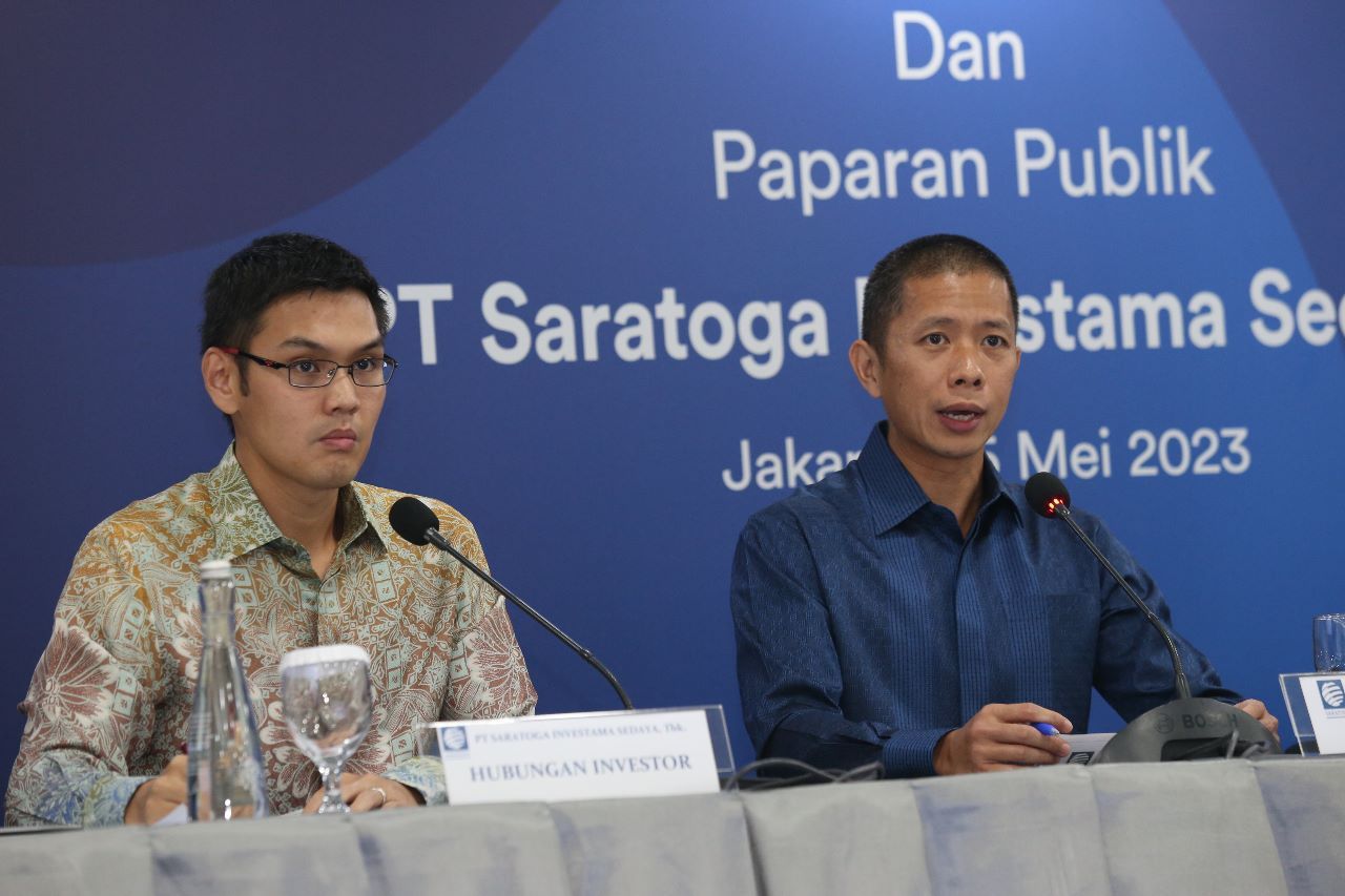 Investor Relation Saratoga Ryan Sual dan Direktur Investasi Saratoga Devin Wirawan dalam paparan publik PT Saratoga Investama Sedaya Tbk di Jakarta, Senin, 15 Mei 2023.