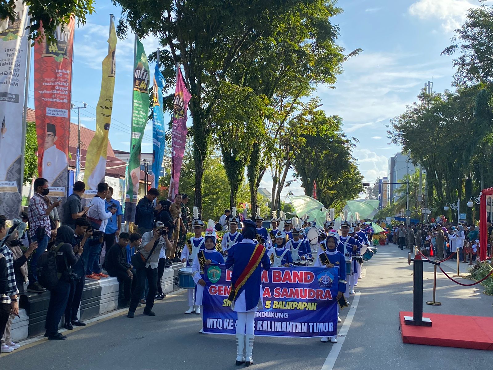 Antusias Masyarakat Tumpah Ruah di Jalan Sambut MTQ Provinsi, Wali Kota Balikpapan Harapkan Tetap Kondusif (Foto: Niken Ibukotakini.com)