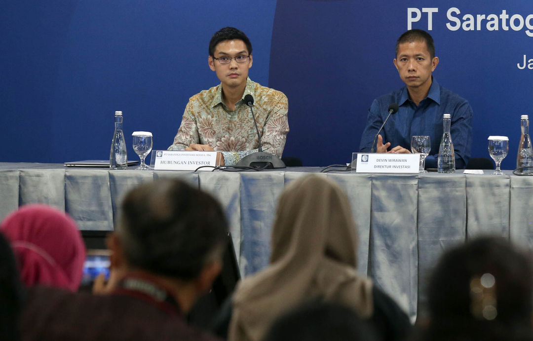 (kanan ke kiri) Direktur Investasi PT Saratoga Investama Sedaya Tbk. Devin Wirawan bersama Hubungan Investor PT Saratoga Investama Sedaya Tbk. Ryan Sual dalam Paparan Publik Tahunan Saratoga 2023 di Jakarta, Senin 15 Mei 2023. Foto : Panji Asmoro/TrenAsia