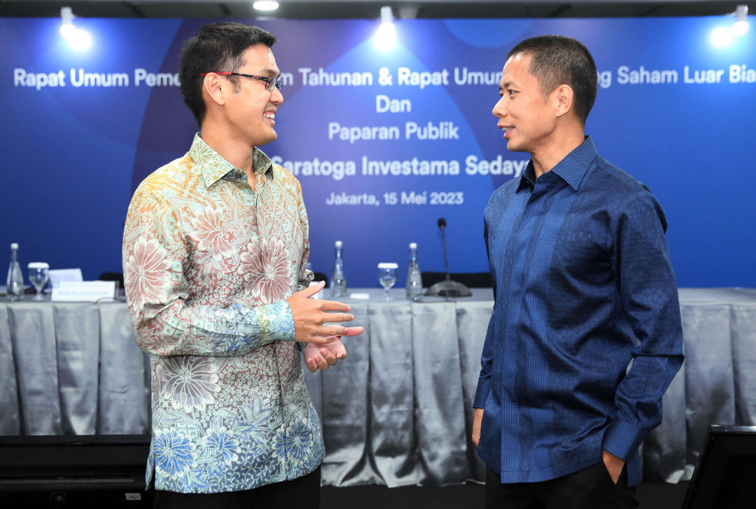 (kanan ke kiri) Direktur Investasi PT Saratoga Investama Sedaya Tbk. Devin Wirawan bersama Hubungan Investor PT Saratoga Investama Sedaya Tbk. Ryan Sual dalam Paparan Publik Tahunan Saratoga 2023 di Jakarta, Senin 15 Mei 2023. Foto : Panji Asmoro/TrenAsia