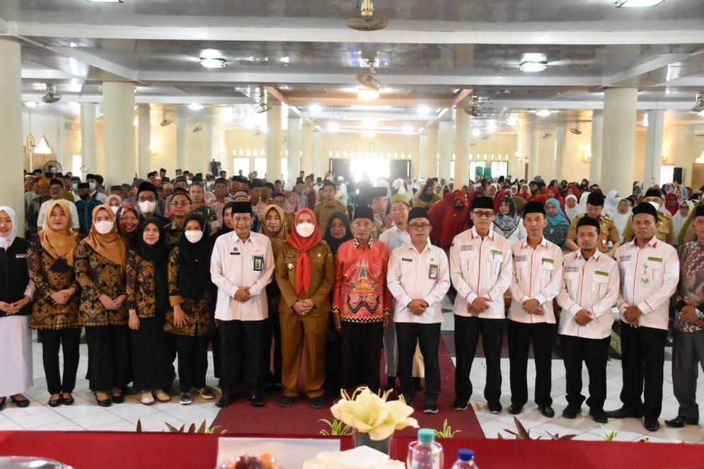 Sebanyak 1.303 Calon Jemaah Haji (CJH) yang sudah melunasi Biaya Penyelenggaran Biaya Haji (BPIH) mengikuti manasik haji di Aula Masjid Agung Al-Furqon pada Selasa, 16 Mei 2023.