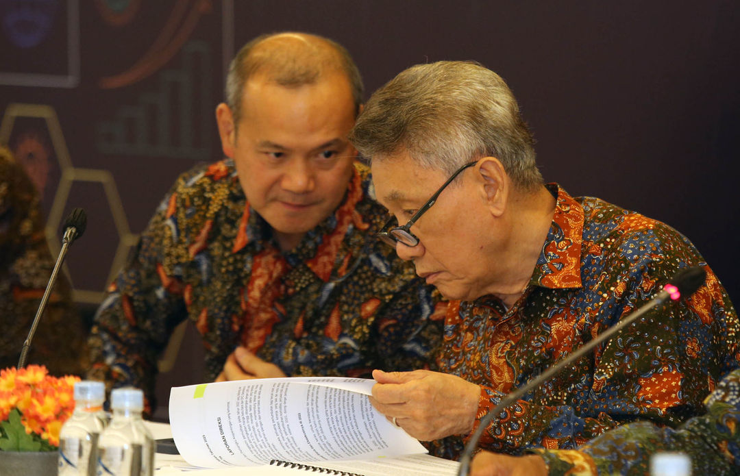 Presiden Direktur BFI Francis Lay Sioe Ho (kanan) dan Direktur Keuangan BFI Sudjono (kiri) - saat Rapat Umum Pemegang Saham Tahunan dan Luar Biasa (RUPST&LB) PT BFI Finance Indonesia Tbk (BFI Finance) tahun buku 2022 yang berlangsung secara hybrid di Tangerang. Selasa 16 Mei 2023. Foto : Panji Asmoro/TrenAsia