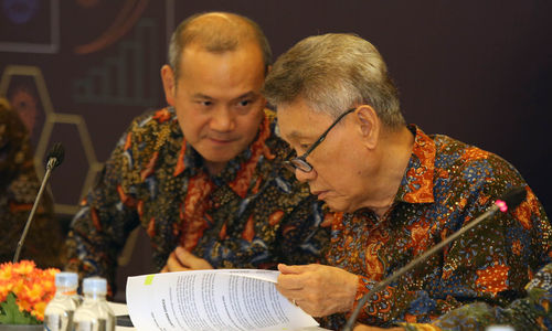 Presiden Direktur BFI Francis Lay Sioe Ho (kanan) dan Direktur Keuangan BFI Sudjono (kiri) - saat Rapat Umum Pemegang Saham Tahunan dan Luar Biasa (RUPST&LB) PT BFI Finance Indonesia Tbk (BFI Finance) tahun buku 2022 yang berlangsung secara hybrid di Tangerang. Selasa 16 Mei 2023. Foto : Panji Asmoro/TrenAsia