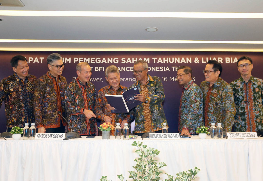 Dari ki-ka : Direktur Operasional dan Sumber Daya Manusia BFI Andrew Adiwijanto - Direktur Bisnis BFI Sutadi - Direktur Keuangan BFI Sudjono - Presiden Direktur BFI Francis Lay Sioe Ho - Presiden Komisaris BFI Kusmayanto Kadiman - Komisaris Independen Johanes Sutrisno - Komisaris Independen Alfonso Napitupulu - Komisaris Sunata Tjiterosampurno saat Rapat Umum Pemegang Saham Tahunan dan Luar Biasa (RUPST&LB) PT BFI Finance Indonesia Tbk (BFI Finance) tahun buku 2022 yang berlangsung secara hybrid di Tangerang. Selasa 16 Mei 2023. Foto : Panji Asmoro/TrenAsia