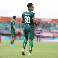 M, Hidayat saat membela Persebaya dalam sebuah pertandingan.